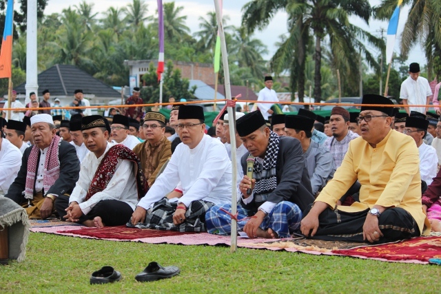 Bupati Salat di Lapangan Sekundang