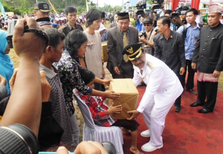 Bupati Santuni 200 Warga Cacat