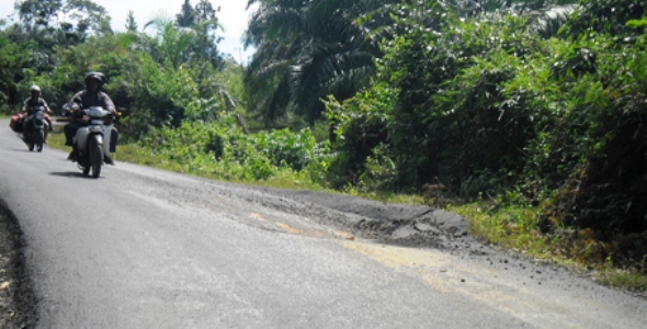 Angkutan Batu Bara PT JR Rusak Jalan