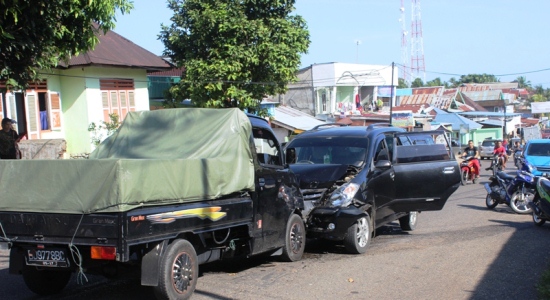 Adu Kambing, 2 Mobil Ringsek