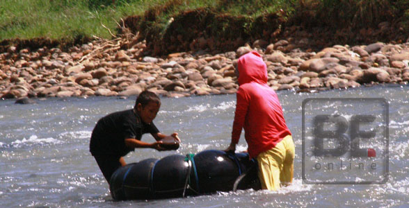 Bocah Pengumpul Batu di Sungai Beliti