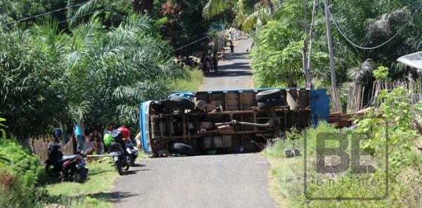 Truk Bermuatan Kayu Terguling