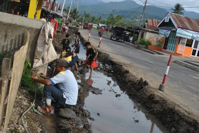 Dikeruk Alat Berat, Internet Macet