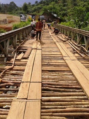 Warga Perbaiki Jembatan Sendiri