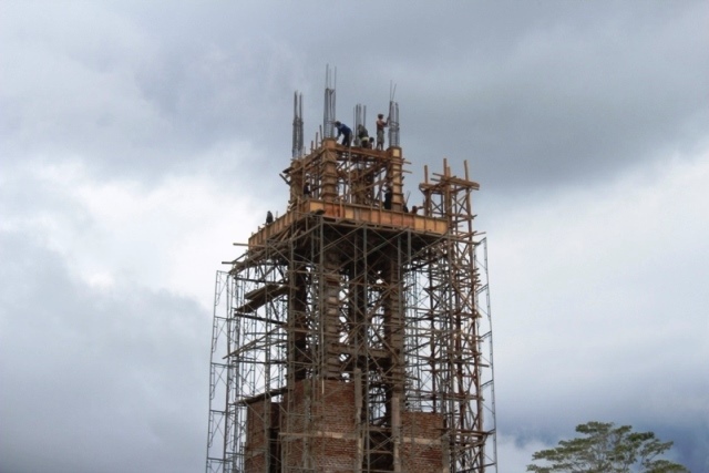 Pekerja Masjid Agung Tanpa Alat Keselamatan