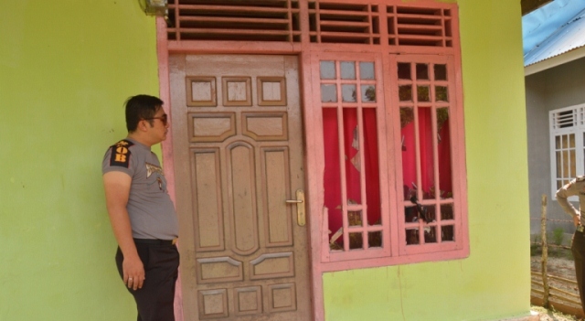 Seorang Nenek Ngamuk Rusak Rumah Tetangga