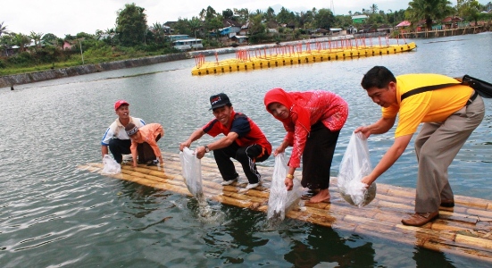 100 Ribu Ekor Bibit Ikan Dilepas