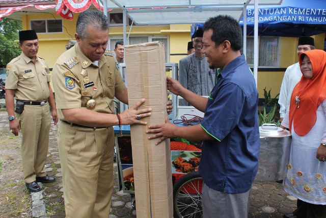 PKL Terima Gerobak dan Tenda