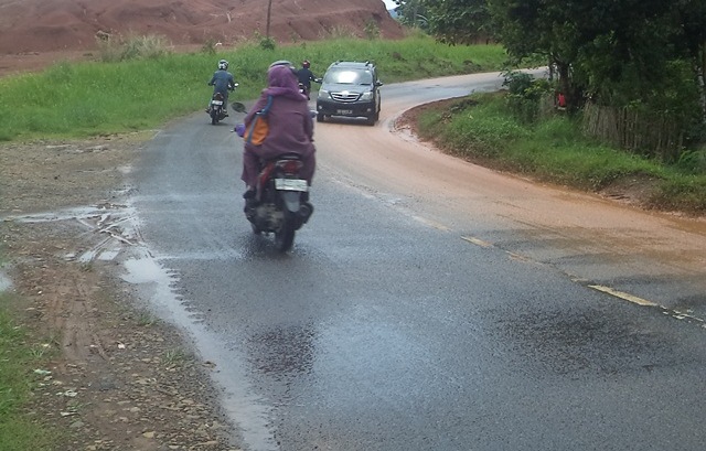 Warga Mengeluhkan Jalan Licin