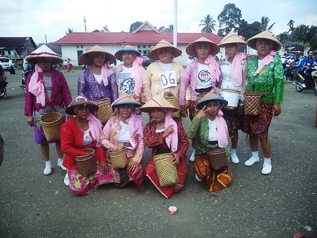 Ibu-Ibu Petani Ikuti Lomba Gerak Jalan