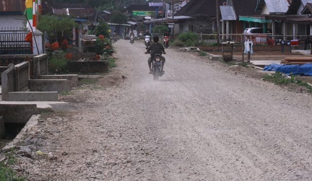 Proyek Jalan Desa Lawang Dipertanyakan