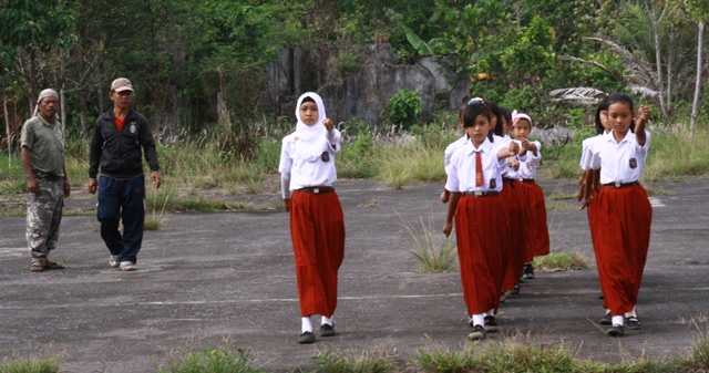 Persiapan HUT-RI, Pelajar Belajar Baris