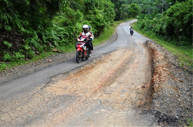 Truk Sawit Rusak Jalan