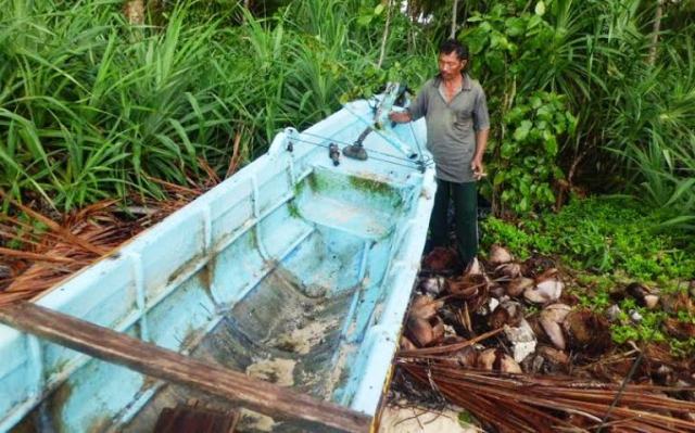 Ombak Hancurkan  Perahu Nelayanv