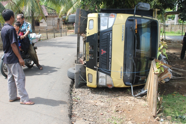 Elak Mobil, Truk Terbalik