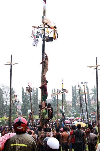 Warga Antusias Ikut Panjat Pinang