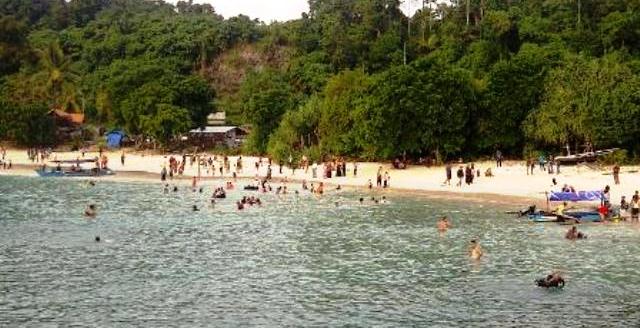 Ribuan Warga Padati Pantai