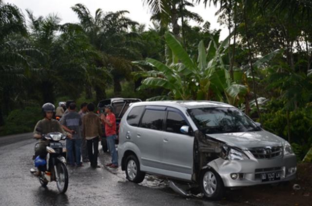 Tiga Mobil Adu Kambing