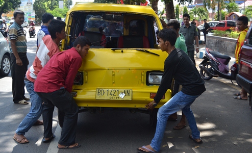 Tiga Mobil Tabrakan Beruntun