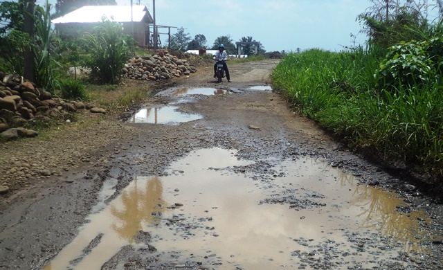 Jalan Penghubung Desa APUR AIRNAU Rusak Parah