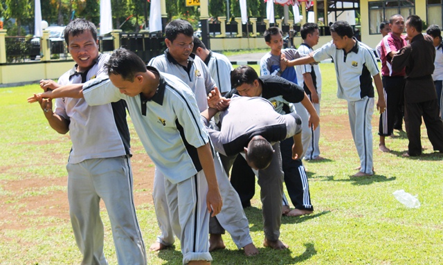 Naik Pangkat, Polisi Wajib Bela Diri