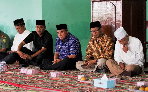 Spanduk Dicabut, Bangun Masjid Lanjut