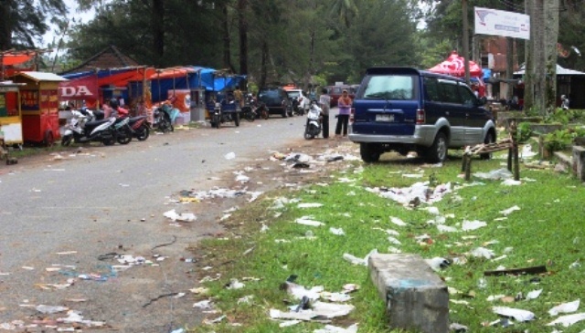 Sampah di Pasar Bawah Berserakan