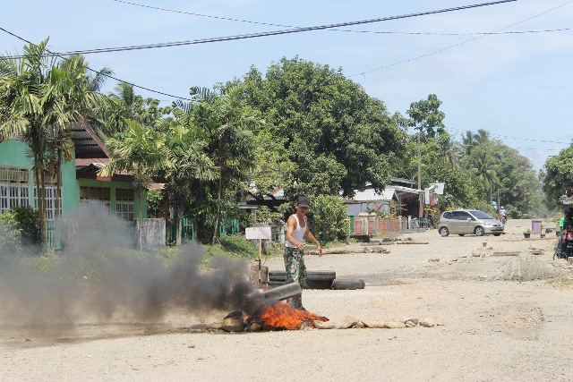 Hadang Jalan, Warga Bakar Ban