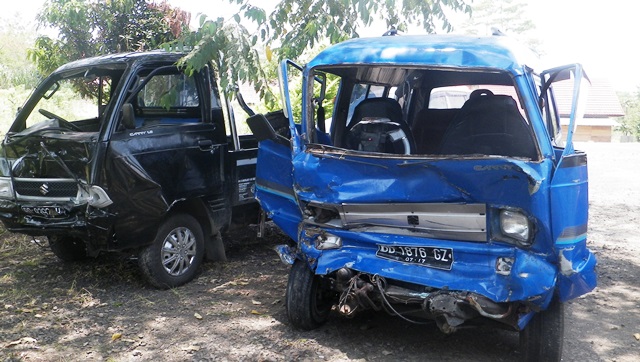 Tabrakan, 2 Mobil Rusak Berat