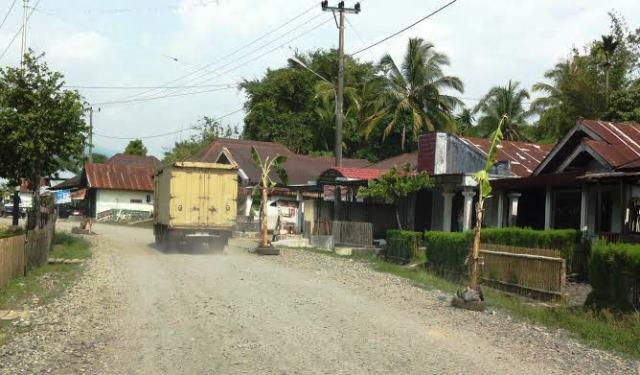 Tak Tuntas, Jalan Ditanami Pisang