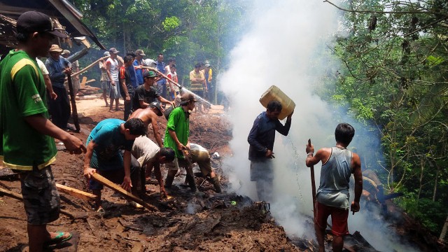 Bakar Sampah, Api Nyaris Lahap Rumah