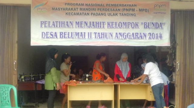 Warga Belumai 2 Belajar Menjait