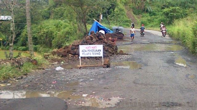 Jalan “Kubangan”  Dikeluhkan