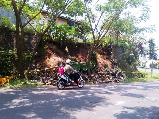 Jalan Longsor Ancam Pengendara