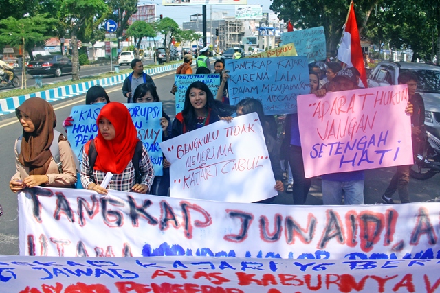 Puluhan Mahasiswa Demo Kejati