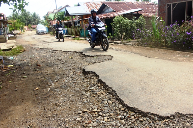 Protes  Jalan Rusak  Meluas