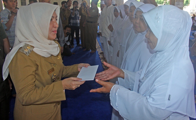 Wawali Bagikan Subsidi Jamaah Haji