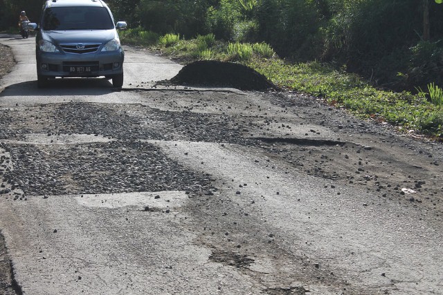 Jalan Air Besi Rusak Parah