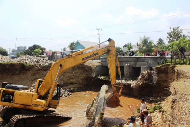 Warga Gotong Royong Bangun Beronjong