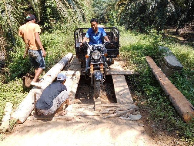 Jembatan Ambruk, Warga Nyaris Tewas