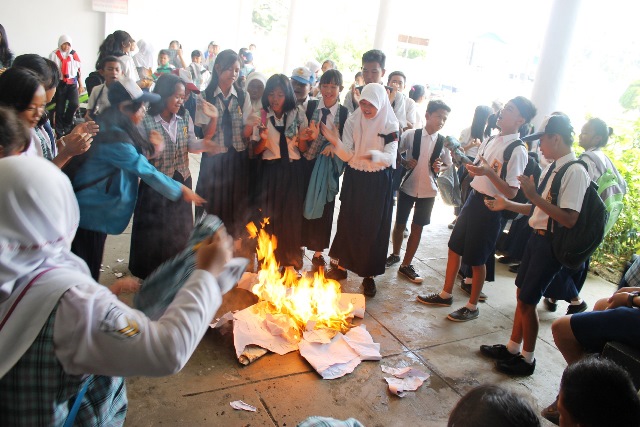 Tolak Kepsek Dimutasi, Ratusan Siswa SMP 9 Demo