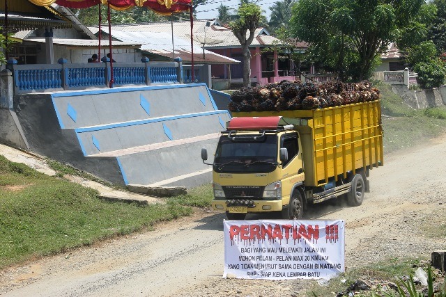 Jalan Berdebu, Warga Pasang Spanduk