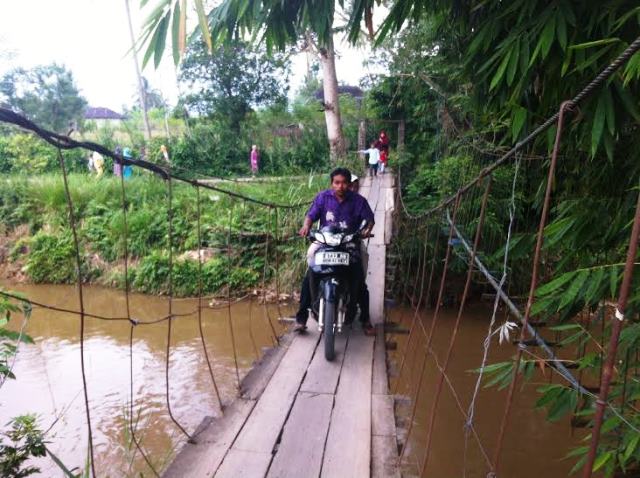 Jembatan Gantung Membahayakan