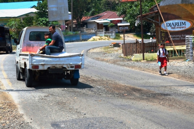 Kendaraan Lebihi Tonase Rusak Jalan