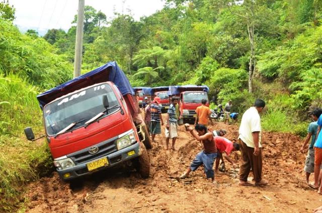 Jalan Padang Bano Rusak Parah