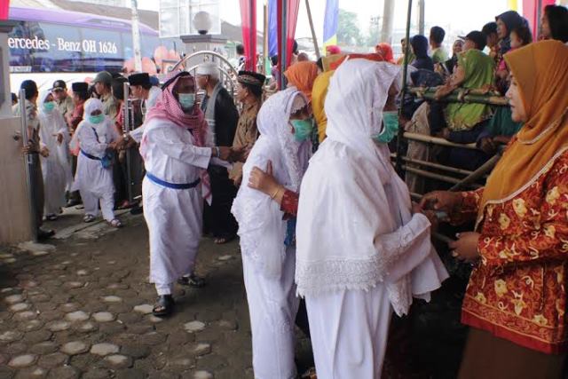 Jemaah Haji Rela Berdesakan Disambut Keluarga