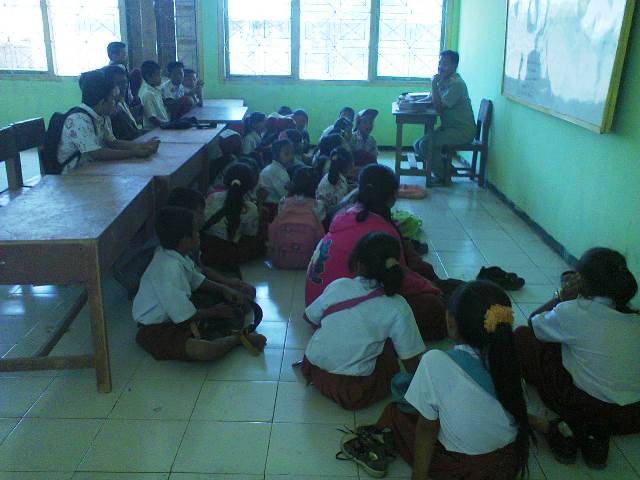 Siswa Belajar Dilantai, 4 Kelas Digabung