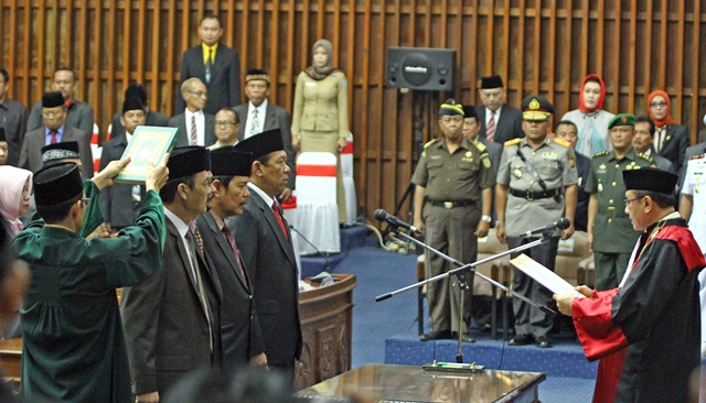 4 Pimpinan DPRD  Provinsi Disumpah