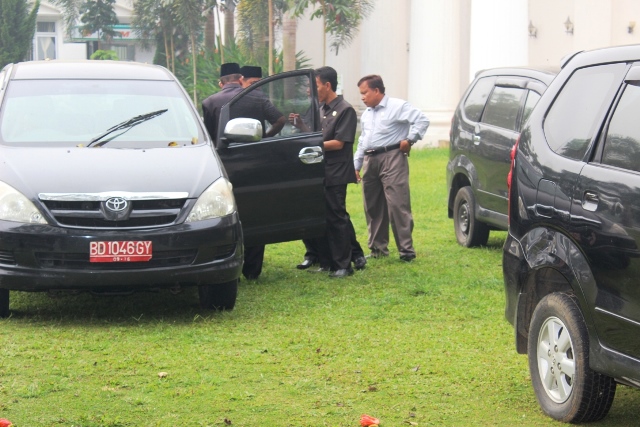 Anggota Dewan Bagi-Bagi Mobil