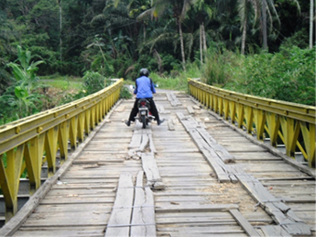 Warga Inisiatif Perbaiki Jembatan